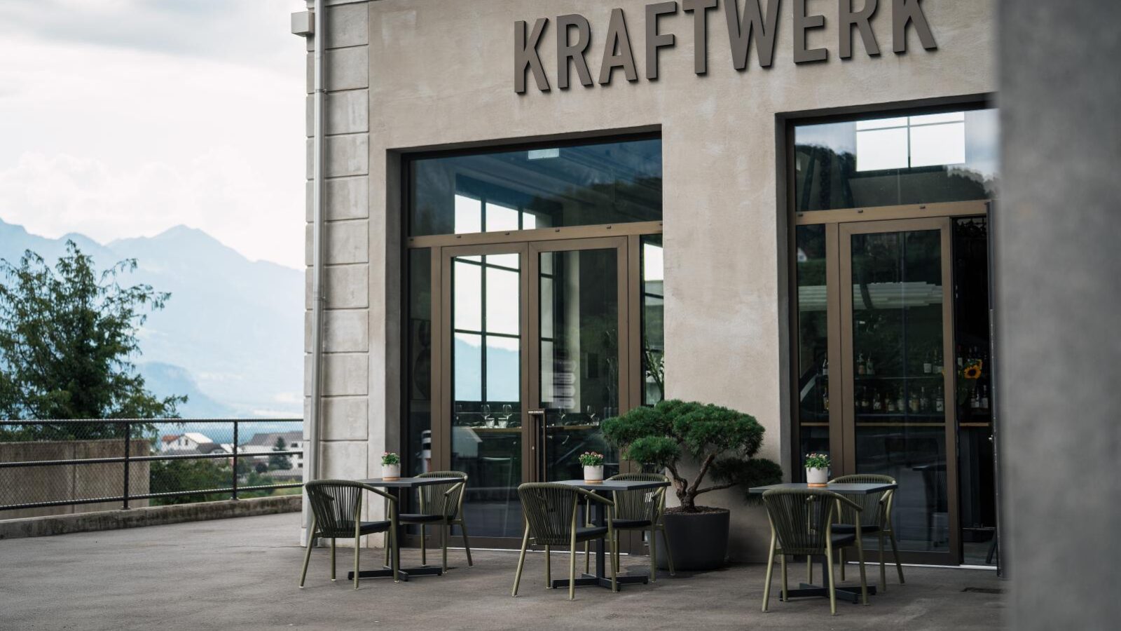 Gartenterrasse vor der Fassade