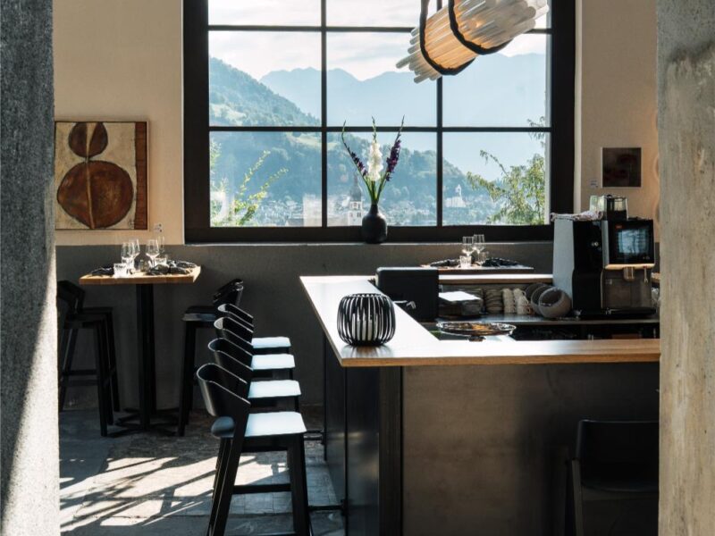 Bar am Fenster mit Bergblick