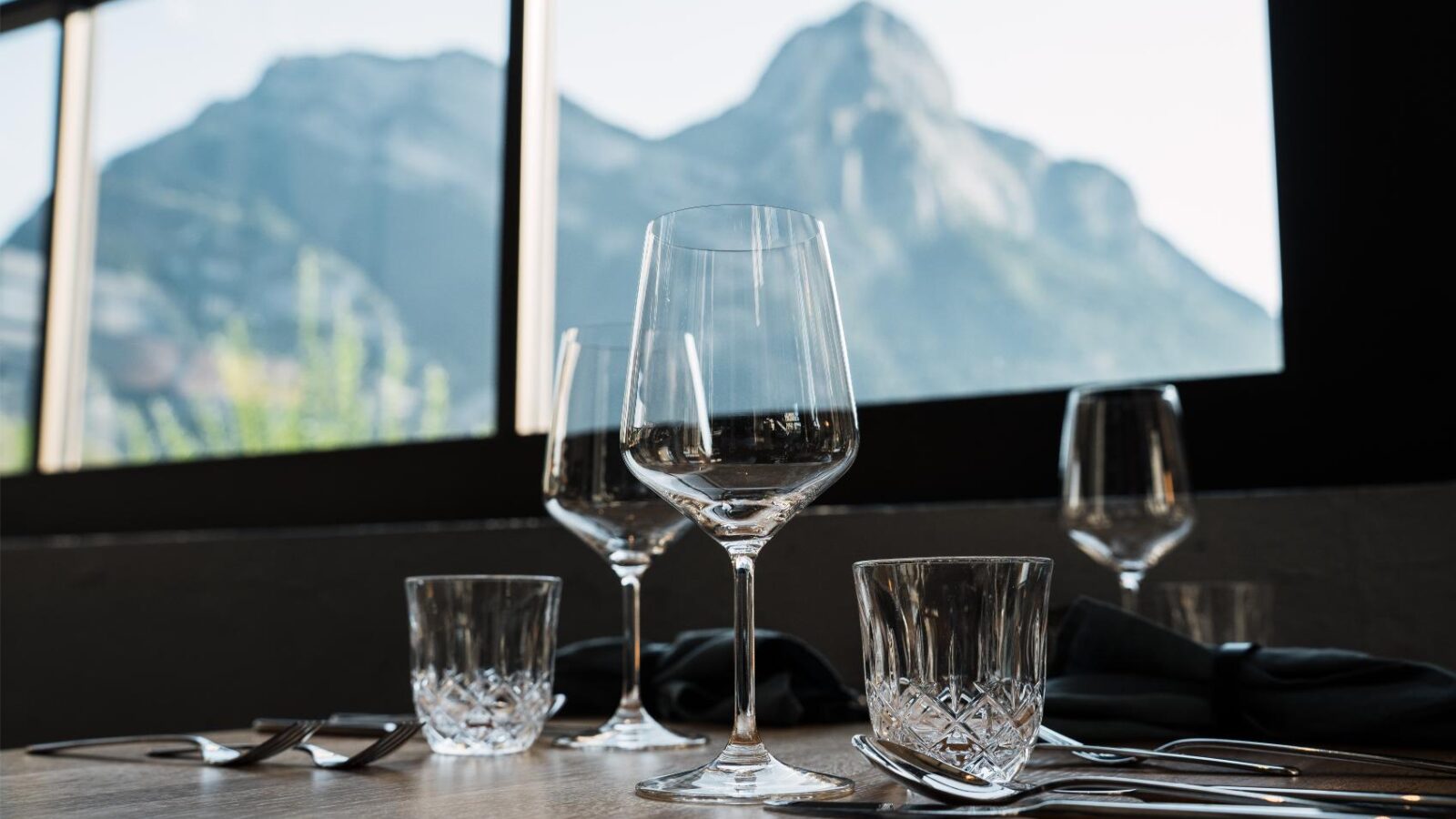 Gedeckter Tisch mit Bergsicht