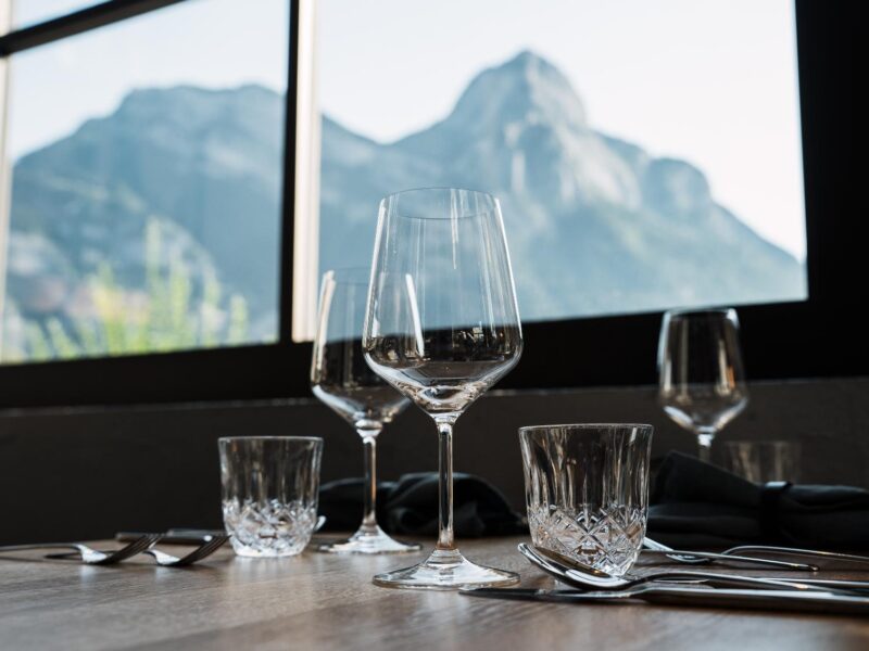 Gedeckter Tisch mit Bergsicht