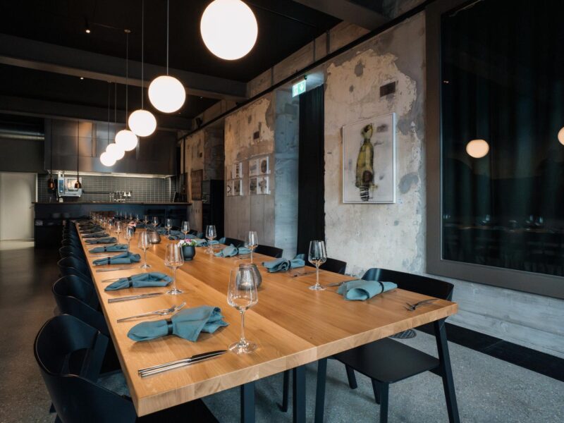 Lange Tafel an der offenen Küche